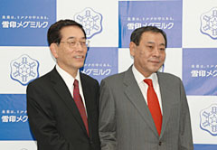 高野瀬社長（左）と中野新社長