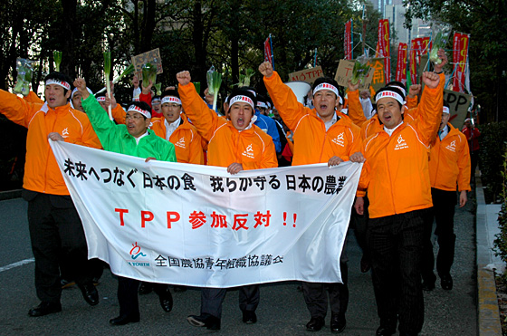 ＴＰＰ断固反対を訴える全青協役員ら