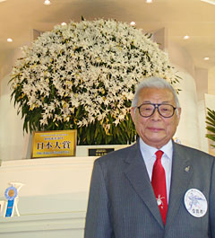 ３回目の日本大賞に輝いた江尻さん。受賞作品は花全体が純白色の美しい変種
