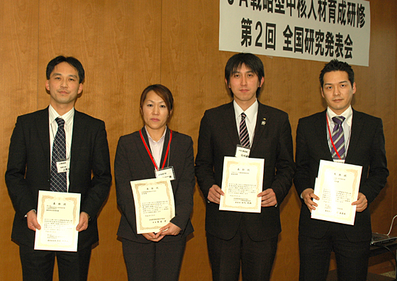 受賞者の４人（左から）上原さん、丹部さん（全中会長賞）、山崎さん、水野さん