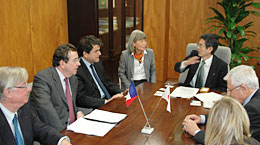ルルーシュ・仏貿易担当大臣らと会談する篠原農林水産副大臣
