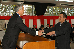 学生長の工藤寛文さん（右）と山中校長