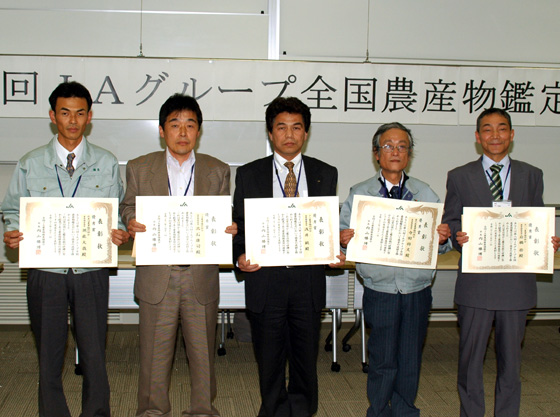 表彰者５人（前列左から須佐さん、高石さん、浅井さん＝最高得点者、寺田さん、岩橋さん）