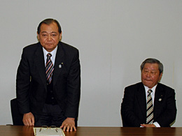 記者会見で抱負を述べる園田会長（左）と木村副会長