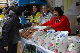 米は４日までの４日間で1000袋を販売する予定。５kg2000円と値段も手ごろで人気だった。