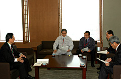 （左から）土屋博ＪＡ全中常務、鈴木代表、藤尾副代表、足立副代表、古谷氏