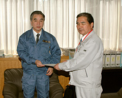 平野内閣府副大臣（左）に要望書を手渡す鈴木代表
