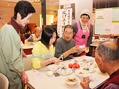 手作りの温かい食事をとる避難者