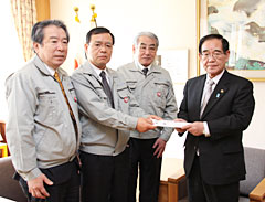 左から原修一副組合長、高桑光雄組合長、柴原副組合長、阿部孝夫川崎市長