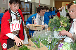 カゴ一杯に野菜を買う人もめだつなど盛況