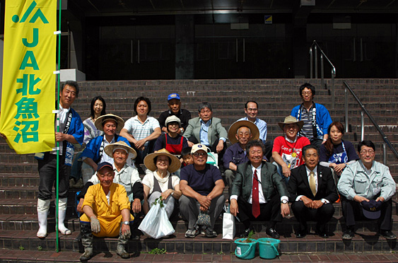 「芝浦田んぼ」の成功とさらなる交流を誓うＪＡ北魚沼、芝浦町会、港区芝浦港南地区総合支所、銀座農園のみなさん。