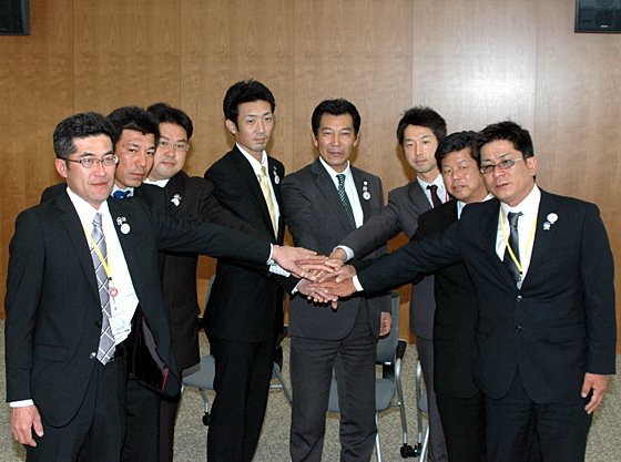 （写真）新執行体制で躍進を誓うＪＡ全青協の新役員ら。中央右が牟田会長、左が遠藤副会長
