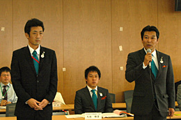 抱負を述べる牟田新会長（右）と遠藤新副会長