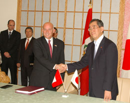 握手する松本剛明外務大臣とエドゥアルド・フェレイロス・クッペルス通商観光大臣