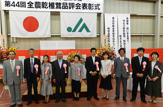 大賞授賞者（左から）米田氏、高橋夫妻、兼澤夫妻、桑名夫妻、野中氏、山嵜夫妻