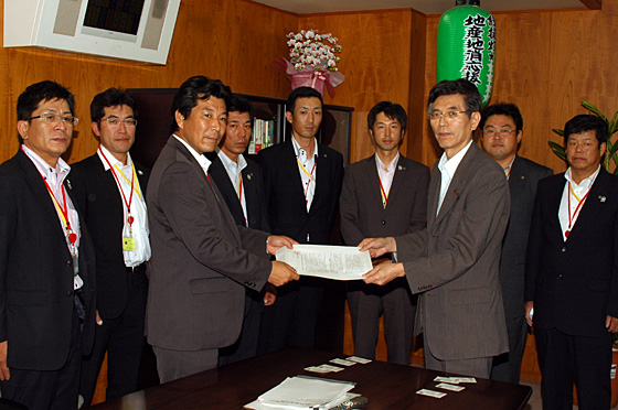 要請書を手渡す牟田会長（前列左）と応じる篠原副大臣。後列７人はＪＡ全青協役員