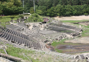 すべての水が流れ去り湖底に雑草が生えている藤沼ダム。決壊したのはこの奥