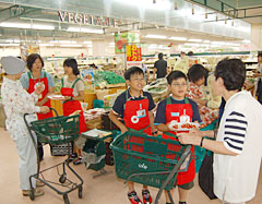 来店客と会話しながら地元の野菜をＰＲした