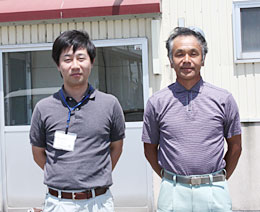 鈴木さん（左）と菅原組合長