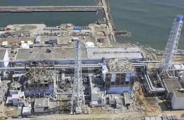 福島第一原発３号機と４号機。３月24日撮影（エア・フォート・サービス提供）