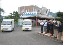 出発式を終え集落に向かう「集落生活右上がり隊」