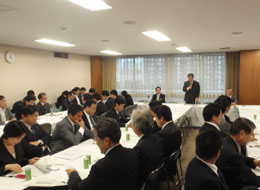 50人以上の議員が出席。後方中央は左から山田俊男事務局長、森山裕会長、宮腰光寛衆議院議員