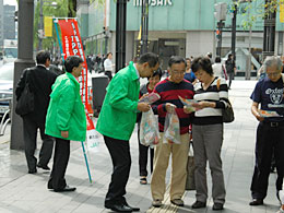 立ち止り話を聞く人もいた