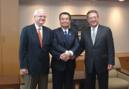 握手する３者。（左から）デッカ氏、中野氏、プロコパンコ氏