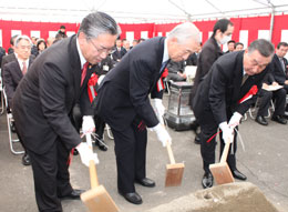 起工式でくわ入れをする（左から）橋本克也須賀川市長、有富慶二ヤマト福祉財団理事長、鴫原組合長