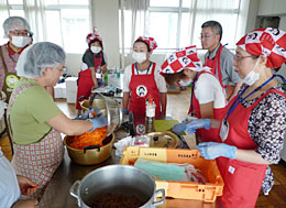 避難しているＪＡふたば女性部とＪＡ埼玉女性協とで、福島の伝統料理を作る（2011.6.9旧騎西高校にて）