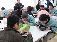 地産地消プロジェクト第１弾の「白菜たっぷりチャンポン」を味わうＴＯＴＯの職員たち