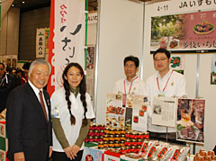 ＪＡいずも、ＪＡいわみ中央など島根県のブースを訪れた萬代副会長（左）