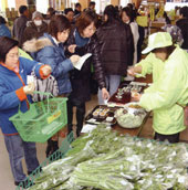 ＪＡえちご上越の直売所「あるるん畑」。米単作地帯でも野菜の生産を増やしている