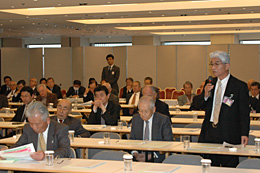 講演会の様子。武本氏へは「再生可能エネルギー」についての質問などが会場から出た。