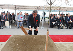 鍬入れを行う鈴木昭雄組合長