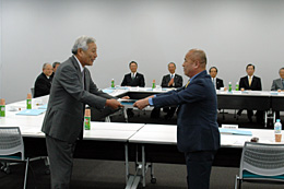 答申の概要を受ける安田会長（左）と渡す中川委員長