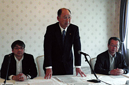 総会後の会見に望む浅野会長ら（左から）前田浩史専務理事、浅野茂太郎会長、高見裕博常勤理事