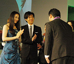 受賞者を祝福する仲間由紀恵さんと小出恵介さん
