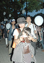 ７月13日の周桑官邸前のデモのようす。白い風船を持ち「原発反対」コールをあげた