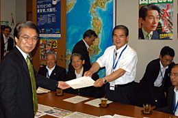 山田氏（左）に要請書を手渡す鈴木代表