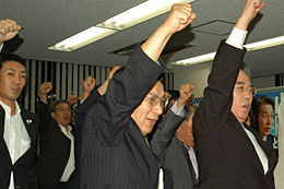 来年の選挙に向けてガンバロー三唱をする山田議員（中央）