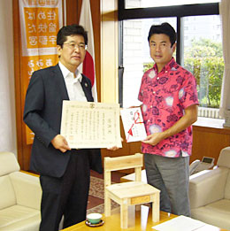 目録を贈呈する林支店長（左）と佐藤市長
