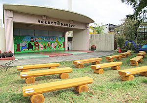 「森のステージ広場」に設置された木製ベンチ