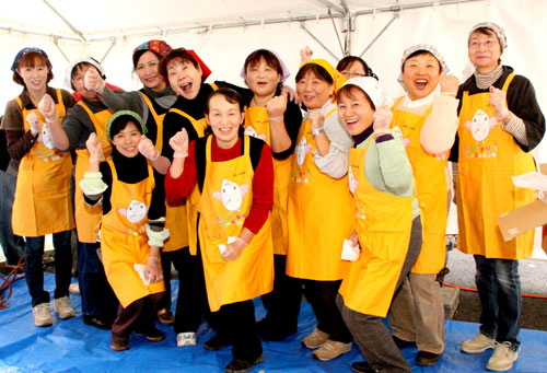 ＪＡ新潟市（新潟県）の農業祭で「米粉カレー」を販売した女性部のみなさん