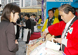 「買い控えを吹き飛ばせ！　福島・茨城の農家を応援しよう」と東京交通会館と銀座農園が４月１日から東京・有楽町駅前の交通会館マルシェで開いた農畜産物直売イベント