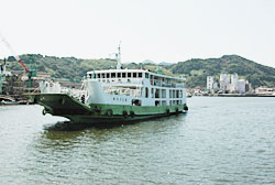 宇和島港と九島の3港を片道30分で運航する「第8くしま」号。船齢31年になるが、まだまだ元気に活躍している。