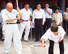 地域とともに元気な集落づくりをめざす村上組合長（左）