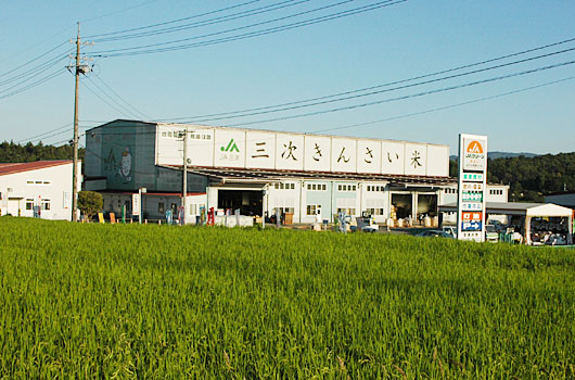 ＪＡ三次の集約倉庫。併設の米粉工場は、今年10月2日に竣工式が行われた。