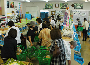 「三次きん菜館」店内。80km走ってきたばかりの産直品を多くのお客が待ち構えている。