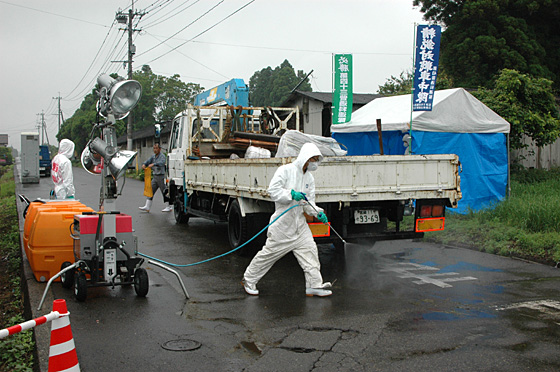 懸命の防疫措置が続く現地